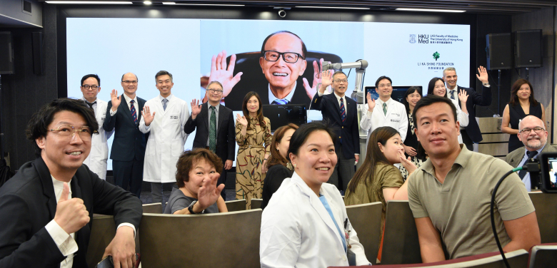 Mr Li Ka Shing takes group pictures with the HKUMed research team, guests and media friends.
 